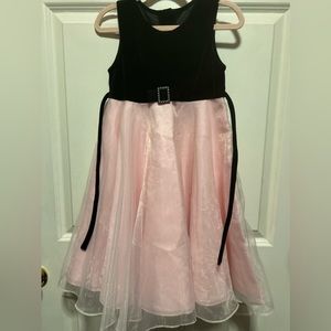 Girls formal wear dress! Light pink on the bottom velvet on the top.